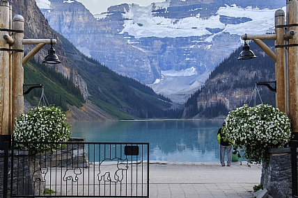 בין עמודי תאורה