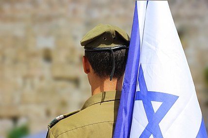 חייל עם דגל ישראל