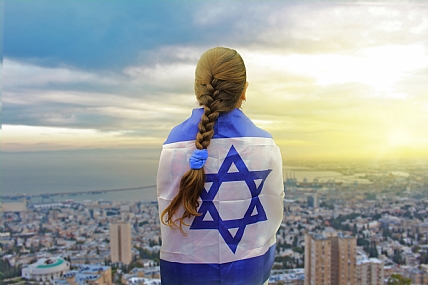 בחורה עם דגל ישראל