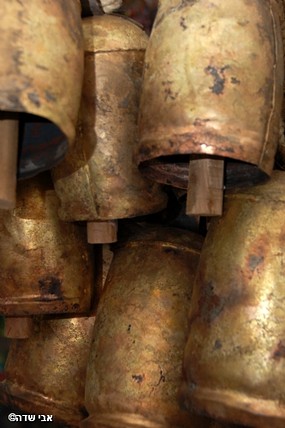 ושל נחושת ושל אור