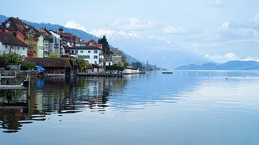 בין אגם לענן