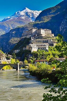 המבצר שמעל לנהר