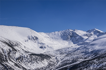 להביט בלבן של ההר