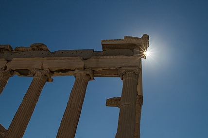שמש באקרופוליס דום