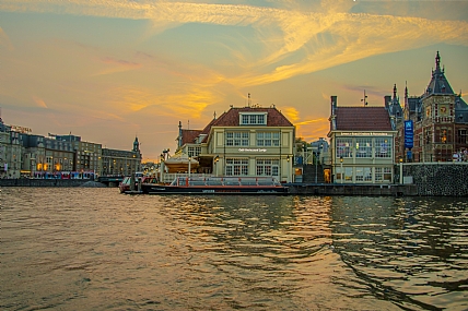 בתים מים ושמים