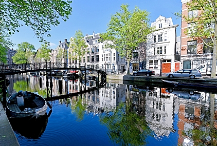 גשר על מים רגועים