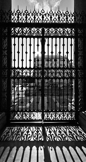 מאחורי הסורגים