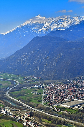 בצל ההרים הגבוהים | עמקים