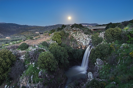 מפל סער עם הירח