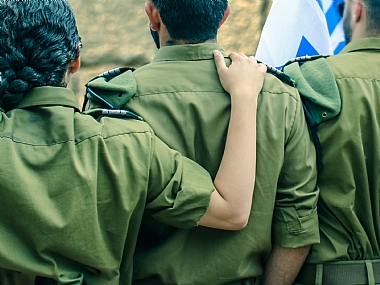 חיילים עם דגל ישראל
