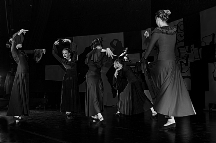 הבה נצא במחול