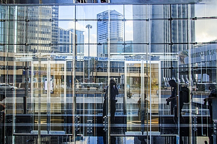 להביט החוצה