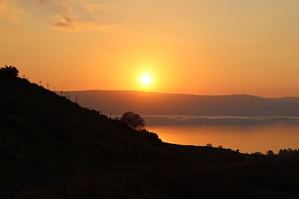 שקיעה בין ההרים