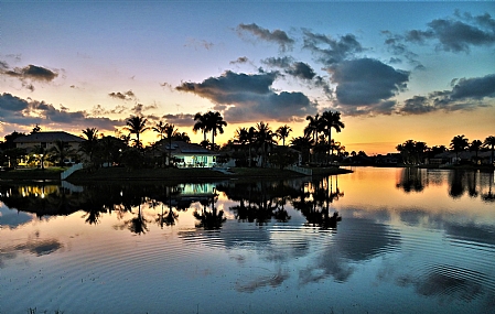 השתקפות על רקע השקיעה