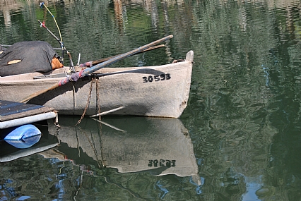 הסירה קשורה 