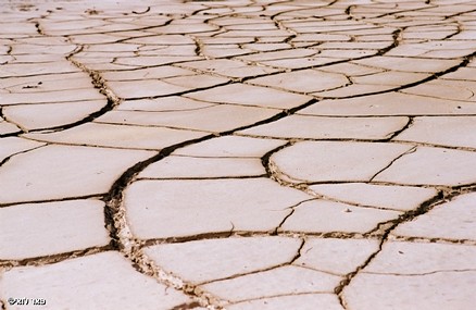 אדמה חרבה. סדוקה.