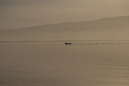 דייגים ביום אפור 