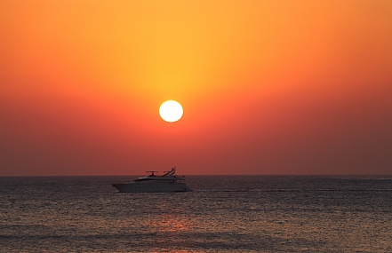 סירה בשקיעה 