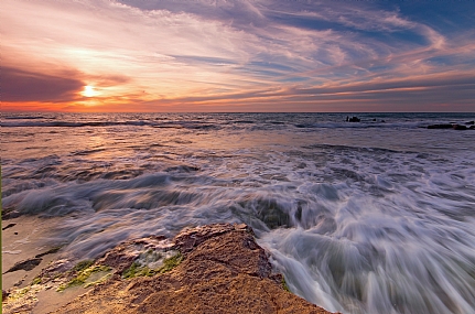 גלים רכים בשקיעה