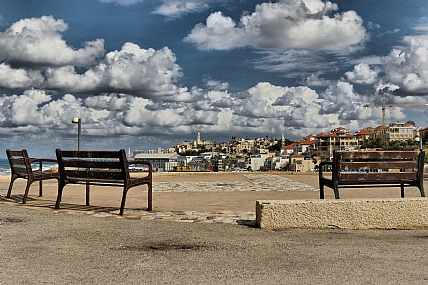 הנה באה השמש