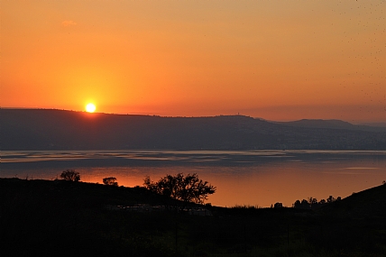 שקיעה בין ההרים 