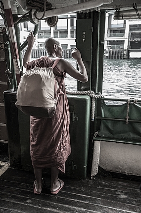 נזיר במסע 2 | נזיר מסע צבעוני על מעבורת הונג קונג 