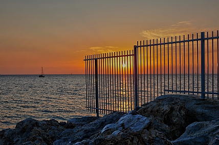 מאחורי הסורגים