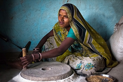 הודו-בכפר נידח | הודו כפר נידח טוחנת קמח 