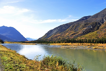 נהר הנננה באלסקה בסתיו