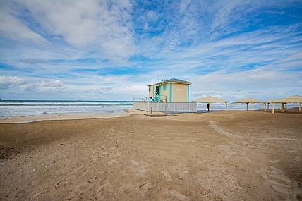 בית קטן על חוף הים