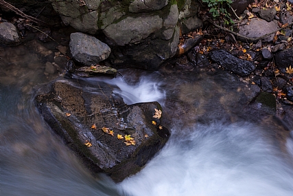מים וסלעים ברמה