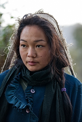 סוחבת משא על ראשה | בחורה נפאלית 