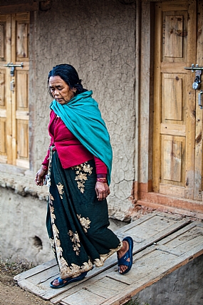 דלתות כניסה ויציאה | דלתות נפאל אישה 