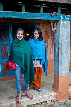 בוקר טוב נפאל | נפאל אחיות בפתח הבית 