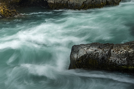 סלע מול הזרם