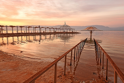 זריחה בים המוות