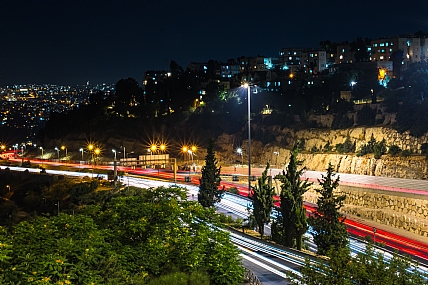 אורות הלילה המרוחים. | חשיפה ארוכה  ירושלים  ישראל  ירוק  כחול  אדום  טבע.