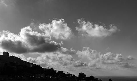 עננים באים הולכים (A)