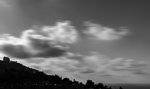 עננים באים הולכים (B)