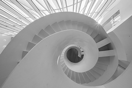 מתחת למדרגות