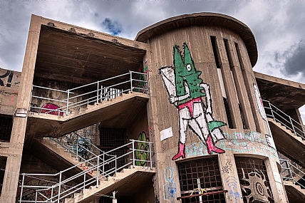 בניין נטוש וציורים