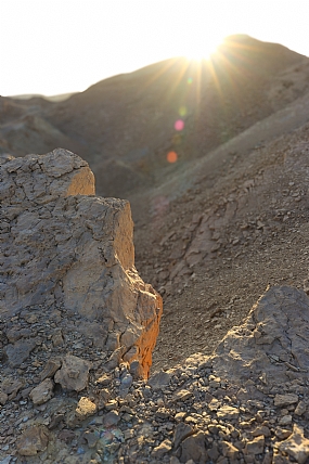 קרני השמש באבני המדבר