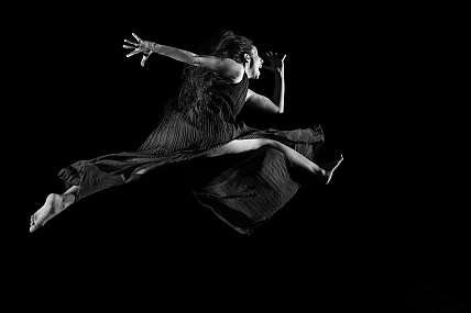 במנוסה | רקדנית על טרמפולינה