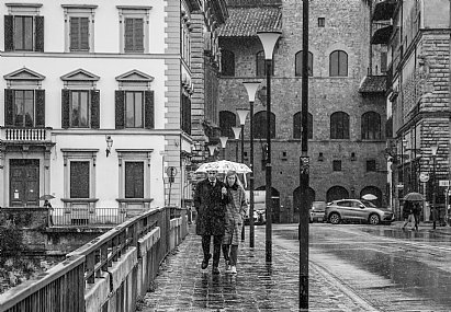 Under  a pouring rain | גשם פירנצה  גשר  זוג  מטריה  נהר  ארנו   
rain bridge' couple man woman 'umbrella river Arno 