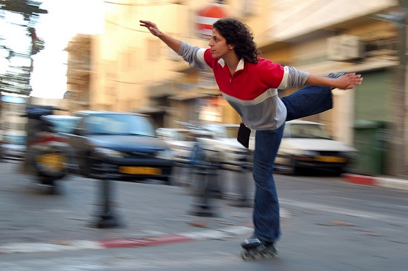 על רגל 1 ברחוב של דנה