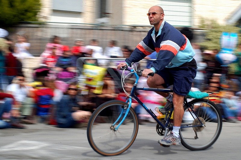 חולף על פני ולא מחכה