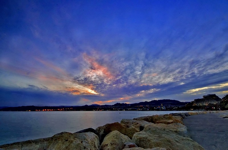 עננים זורמים מעל אילת