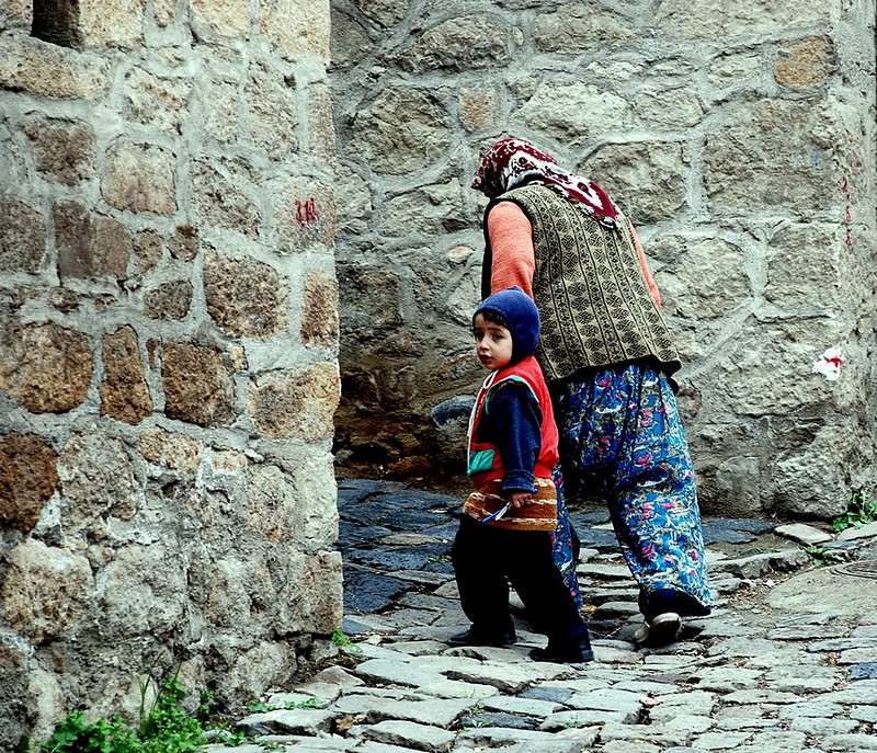 אם ובנה במבוך הסימטאות
