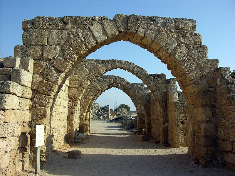 קשתות בקיסריה
