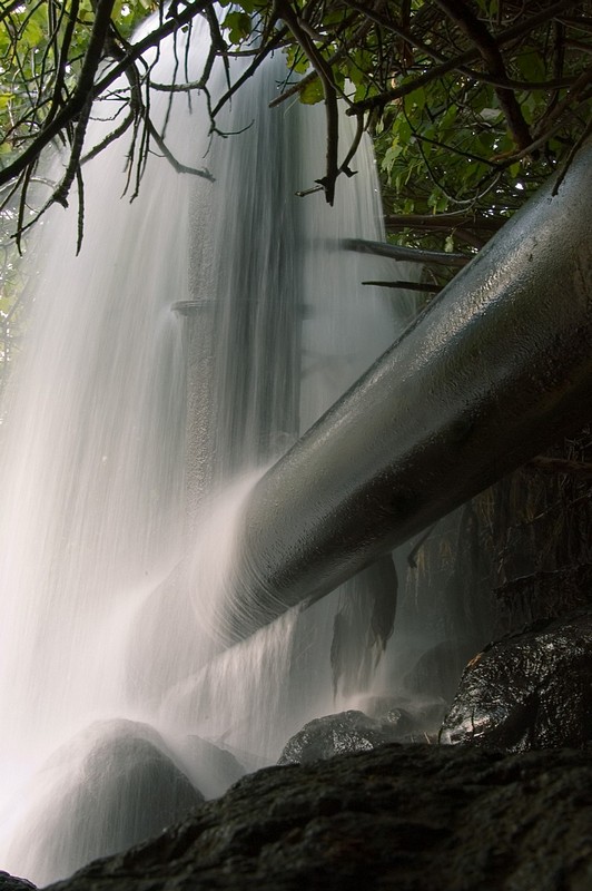 מאחורי המפל